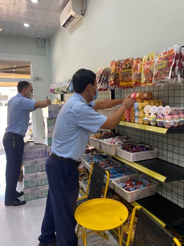 Lực lương Quản lý thị trường tỉnh Bình Thuận tiến hành kiểm tra hàng hóa vi phạm