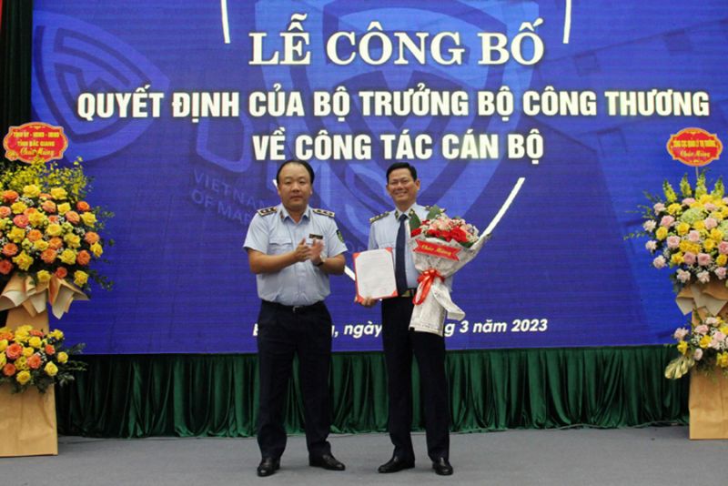 Tổng cục trưởng Tổng cục QLTT Trần Hữu Linh trao Quyết định bổ nhiệm cho ông Chu Thanh Hiến.