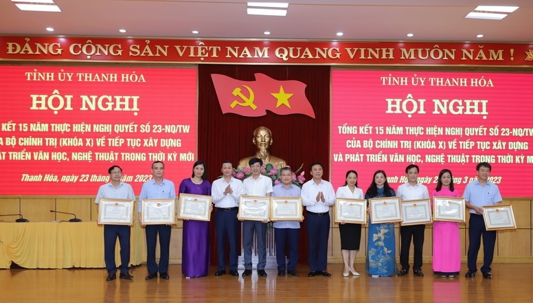 Bí thư Tỉnh ủy Đỗ Trọng Hưng và đồng chí Chủ tịch UBND tỉnh Đỗ Minh Tuấn trao Bằng khen của Chủ tịch UBND tỉnh cho các tập thể có thành tích xuất sắc.