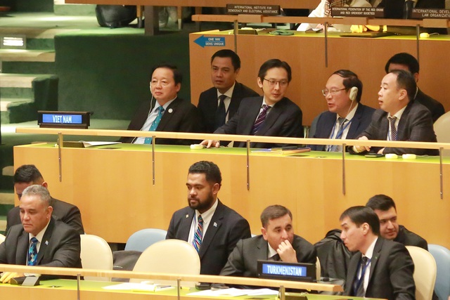 Phó Thủ tướng Trần Hồng Hà lắng nghe và chia sẻ với các diễn giả tại phiên toàn thể về các giải pháp khai thác, sử dụng bền vững, phục hồi nguồn nước trên toàn cầu - Ảnh: VGP/Minh Khôi