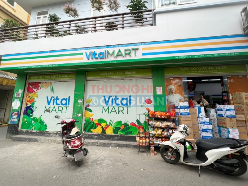 Vital Mart quảng cáo là “Rau, củ, quả an toàn, truy rõ nguồn gốc xuất xứ” thì còn tồn tại các loại thực phẩm “trắng” thông tin xuất xứ, ngày đóng gói, hạn sử dụng…