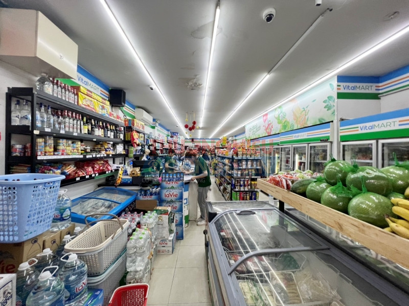 Cơ sở Vital Mart Trần Duy Hưng bày bán đa dạng các loại thực phẩm gây thu hút cho người tiêu dùng chọn mua