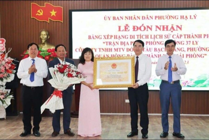 Đồng chí Lê Khắc Nam-Phó Chủ tịch UBND TP. Hải Phòng trao Bằng xếp hạng Di tích lịch sử cấp thành phố cho 