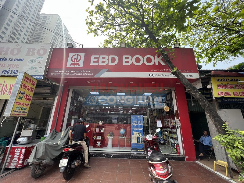 Nhà sách EBD tại Hà Nội bày bán hàng hoá nước ngoài không tem nhãn phụ Tiếng Việt