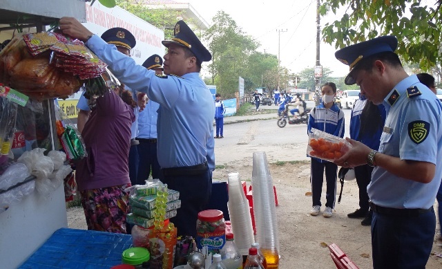 Lực lượng QLTT Quảng Trị tăng cường kiểm tra ATTP tại các cổng trường học