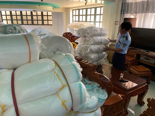 Lực lượng Quản lý thị trường tỉnh An Giang tiến hành kiểm tra hàng hóa tại hộ kinh doanh Dương Cúc