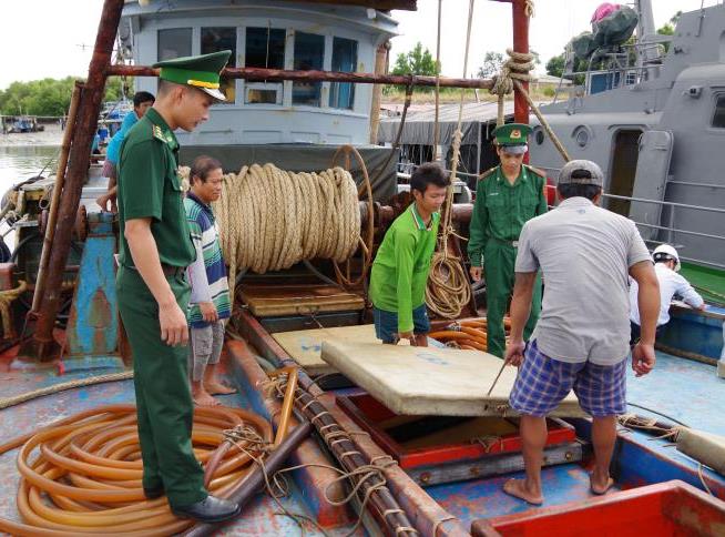 Lực lượng chức năng tiến hành kiểm tra phương tiện và hàng hóa trên tàu Hương Mai