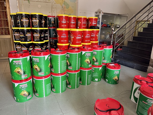 Lực lượng Quản lý thị trường tỉnh Kiên Giang tạm giữ hàng trăm thùng nhớt, dầu nhờn có dấu hiệu vi phạm sở hữu công nghiệp