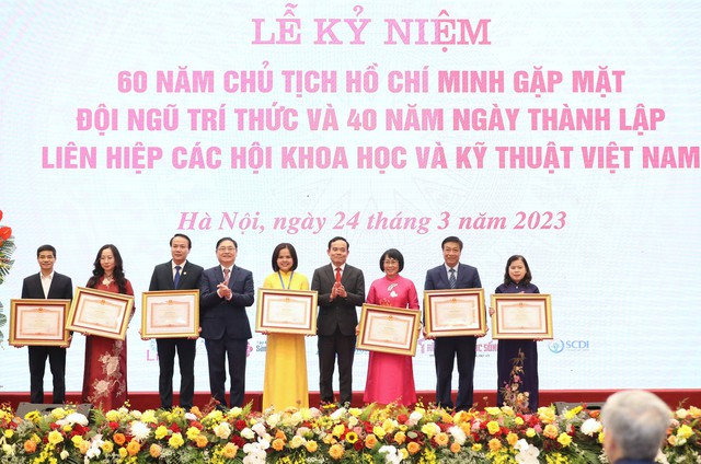 Phó Thủ tướng Chính phủ Trần Lưu Quang và TSKH. Phan Xuân Dũng, Chủ tịch Liên hiệp các Hội Khoa học và Kỹ thuật Việt Nam trao tặng Bằng khen của Thủ tướng Chính phủ cho các tập thể, cá nhân đạt thành tích xuất sắc.