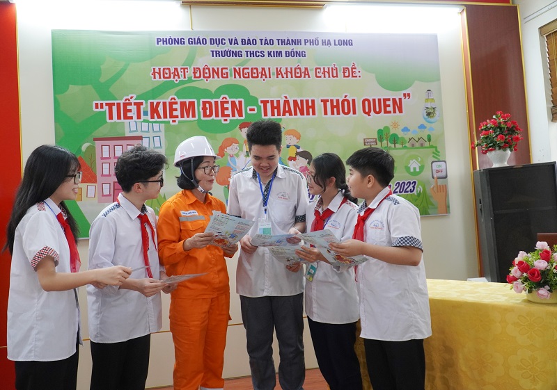 02 Công nhân Điện lực Thành phố Hạ Long tuyên truyền về sự kiện Giờ Trái đất năm 2023 tới các em học sinh Trường THCS Kim Đồng (thành phố Hạ Long)