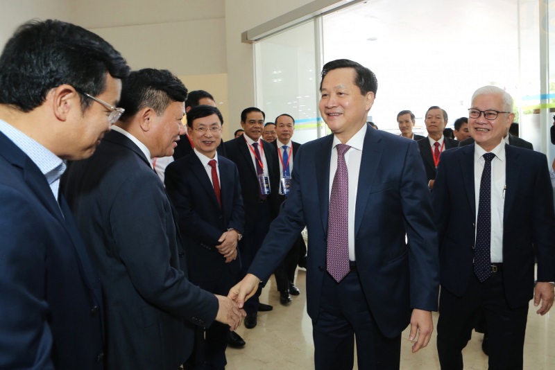 Phó Thủ tướng Chính phủ Lê Minh Khái đến thăm Khu công nghiệp Việt Nam - Singapore