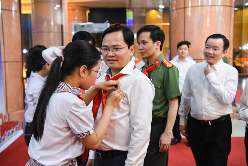 Thiếu nhi đeo khăn quàng đỏ chào mừng Bí thư Tỉnh ủy Bắc Ninh Nguyễn Anh Tuấn về dự Lễ kỷ niệm 60 năm phong trào “Nghìn việc tốt”