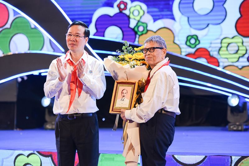 Chủ tịch nước Võ Văn Thưởng tặng quà Nhà giáo Nhân dân, Anh hùng Lao động Nguyễn Đức Thìn.