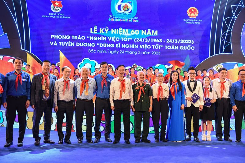 Chủ tịch nước Võ Văn Thưởng chụp ảnh lưu niệm cùng các đồng chí lãnh đạo Trung ương và tỉnh Bắc Ninh