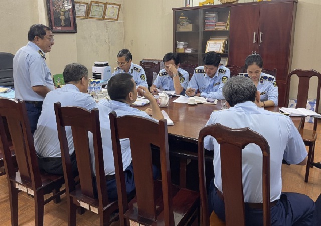 Ông Nguyễn Thế Khả, Q.Đội trưởng Đội QLTT số 03 (đứng bìa trái) báo cáo với Đoàn công tác.