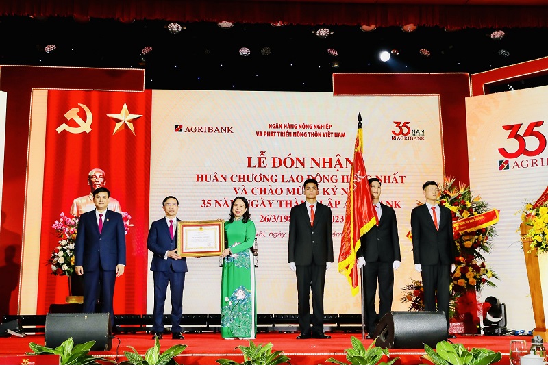 Agribank vinh dự đón nhận Huân chương Lao động hạng Nhất của Chủ tịch Nước CHXHCN Việt Nam