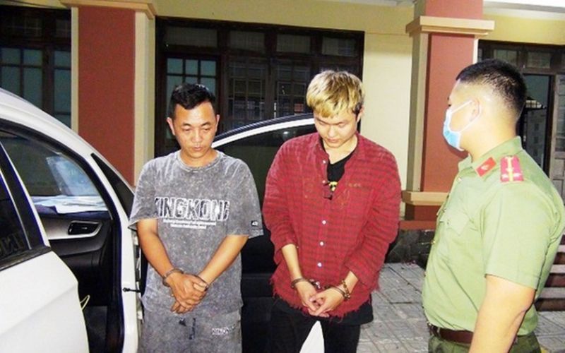 Hai đối tượng Chinh và An (từ trái qua) bị Công an Quảng Nam bắt giữ.