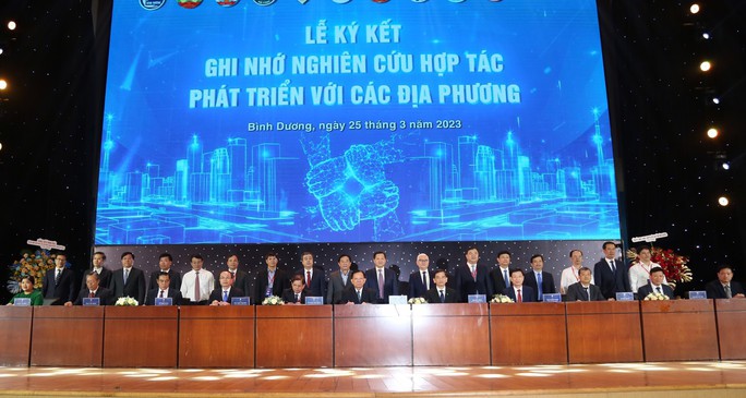 Phó Thủ tướng Lê Minh Khái cùng lãnh đạo các tỉnh chứng kiến lễ ký kết giữa VSIP Group và 9 địa phương