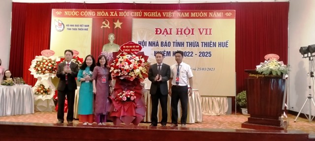 Ông Nguyễn Đức Lợi, Phó Chủ tịch HNB Việt Nam (thứ 2 bên phải) tặng hoa chúc mừng Đại hội