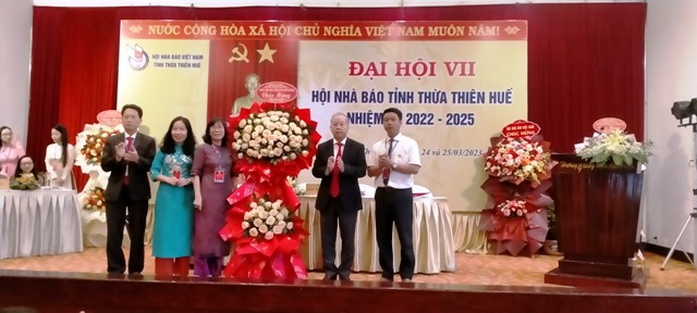 Ông Phan Ngọc Thọ, Phó Bí thư Tỉnh ủy Thừa Thiên Huế (thứ 2 bên phải) tặng hoa chúc mừng Đại hội