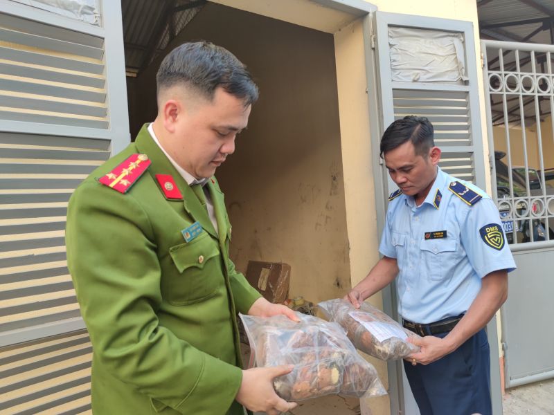 Lực lượng chức năng tỉnh Lào Cai kiểm tra hàng hóa vi phạm