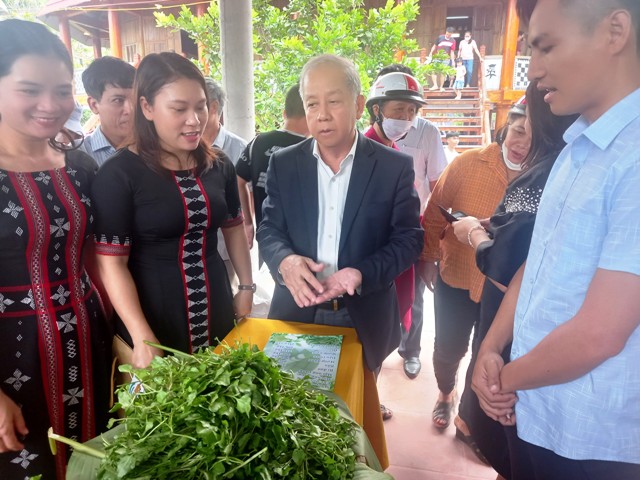 Ông Phan Ngọc Thọ- Phó Bí thư thường trực tỉnh ủy Thừa Thiên Huế đang thăm hỏi người dân tại Chợ phiên