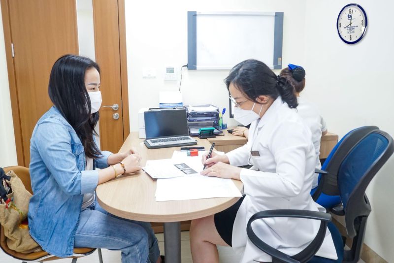 Chị Thương được bác sĩ Thùy Giang thông báo kết quả siêu âm chỉ là u sợi lành tính. Ảnh: BVCC