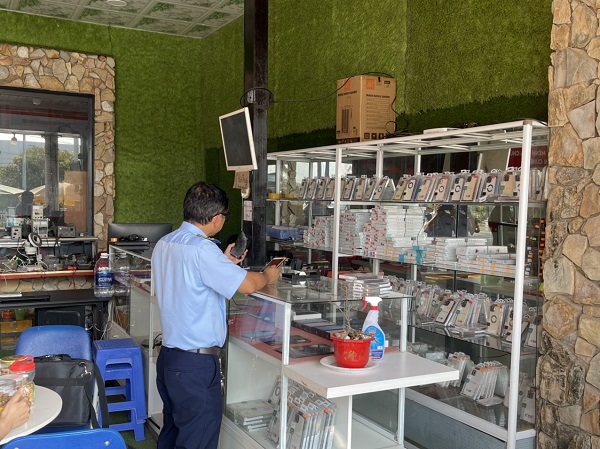 Lực lượng Quản lý thị trường tỉnh Kiên Giang kiểm tra, phát hiện hộ kinh doanh có hành vi kinh doanh hàng hóa nhập lậu