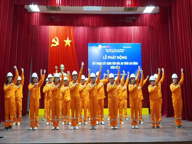 9872 Công nhân PC Quảng Ninh đọc lời thề văn hóa an toàn