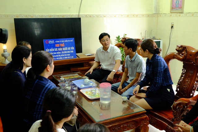 Ông Nguyễn Minh An- Phó Tổng GĐ Tổng công ty Bảo hiểm PVI (mặc áo trắng ngồi đầu tiên bên phải) trao đổi với gia đình nạn nhân