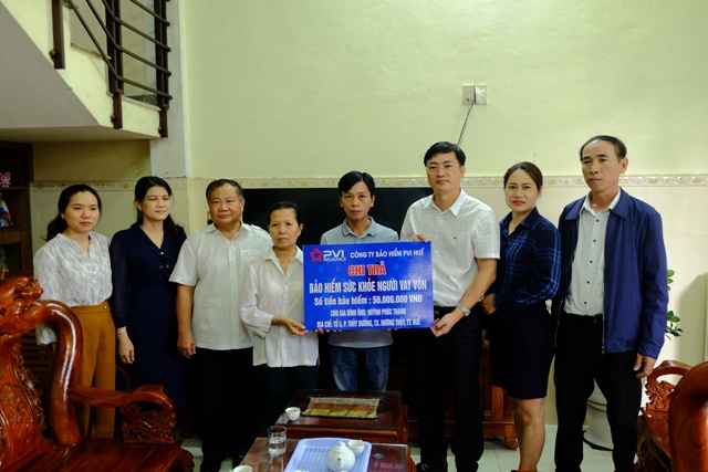 Ông Đinh Khắc Đính, PCT Hội Nông dân Việt Nam (thứ 3 bên trái vào) tại lễ chi trả bồi thường