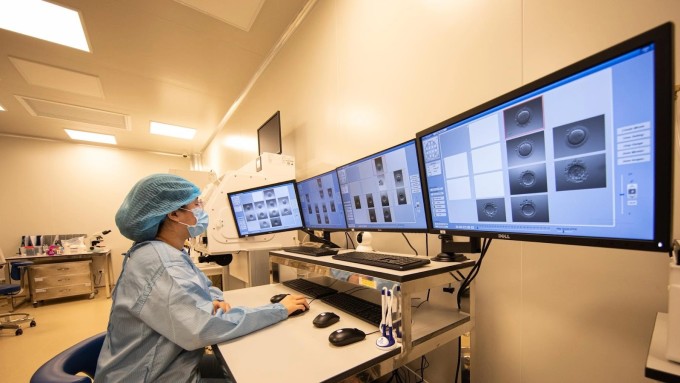 Chuyên viên phôi học theo dõi hệ thống nuôi cấy phôi Embryoscope qua các màn hình