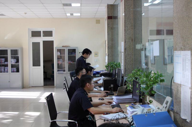 Công chức Chi cục HQCK cảng Nghi Sơn mở tờ khai cho doanh nghiệp