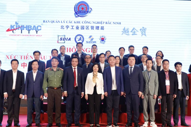 Chủ tịch UBND tỉnh (áo trắng) chụp ảnh lưu niệm cùng các đại biểu và doanh nghiệp Trung Quốc