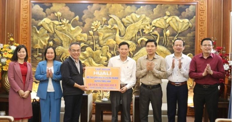 Phó Tổng Giám đốc Tập đoàn HuaLi Tăng Vinh Huy trao 500 triệu đồng cho huyện Thiệu Hoá hỗ trợ làm nhà ở cho hộ nghèo.