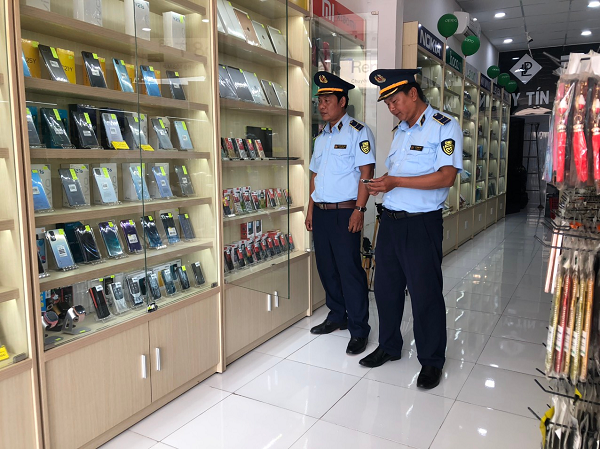 Lực lượng Quản lý thị trường tỉnh Tiền Giang kiểm tra tại hộ kinh doanh điện thoại di động trên địa bàn