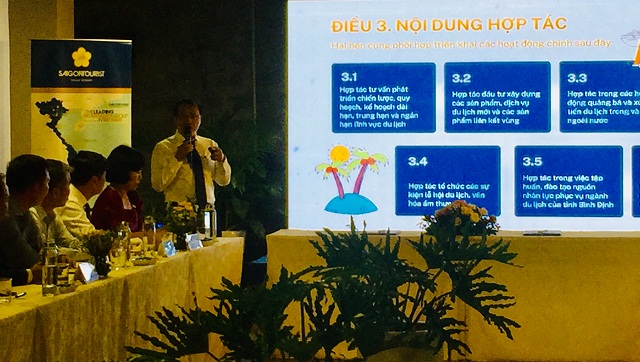 Đại diện Saigontourist (đứng trong cùng, bên trái) giới thiệu về nội dung hợp tác phát triển DL giữa Bình Định và Saigontourist.