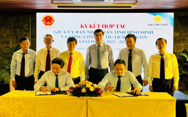 Đại diện lãnh UBND tỉnh Bình Định và Saigontourist ký biên bản hợp tác.