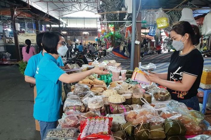 Cán bộ BHXH thành phố Hà Nội tuyên truyền về chính sách BHXH tự nguyện đến lao động tự do tại quận Hà Đông.