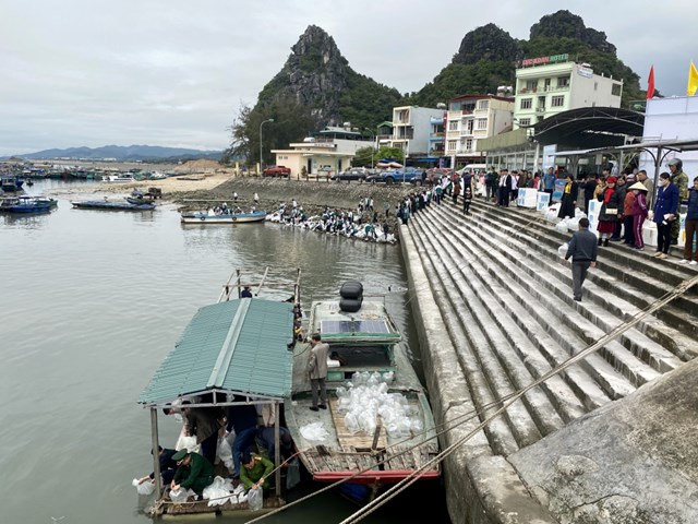 Lễ thả giống thủy sản là hoạt động ý nghĩa được tổ chức thường niên ở Quảng Ninh nhân dịp kỷ niệm Ngày Truyền thống ngành Thủy sản Việt Nam.