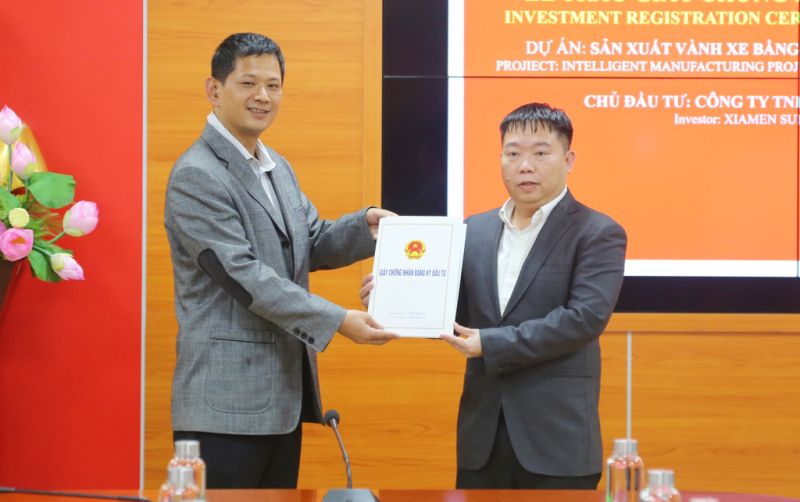 Lãnh đạo Ban Quản lý Khu Kinh tế Quảng Ninh trao giấy chứng nhận đầu tư dự án sản xuất vành xe bằng hợp kim luyện nhẹ thông minh tại KCN Bắc Tiền Phong, TX Quảng Yên