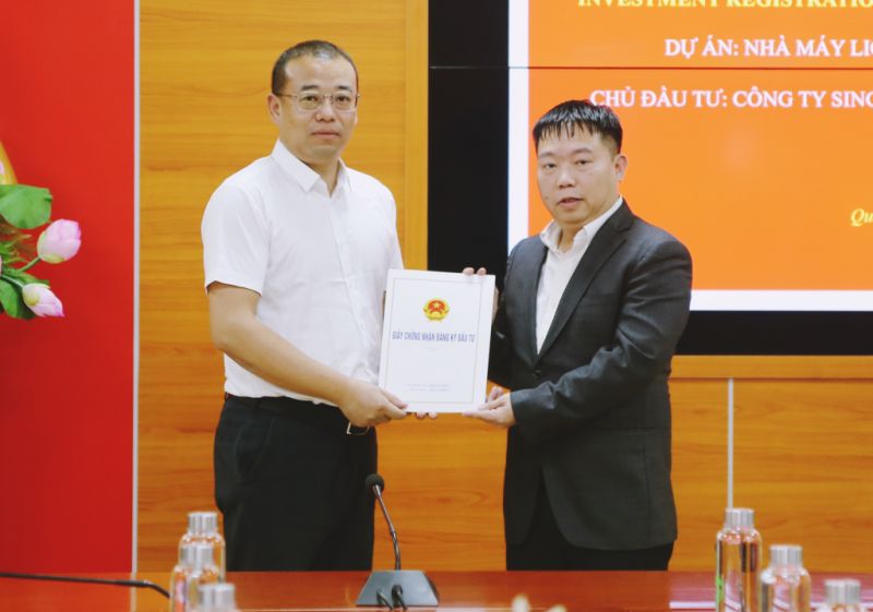 Lãnh đạo Ban Quản lý Khu Kinh tế Quảng Ninh trao Giấy chứng nhận đầu tư dự án Dự án Nhà máy Lioncore Việt Nam 2 tại KCN Đông Mai, TX Quảng Yên