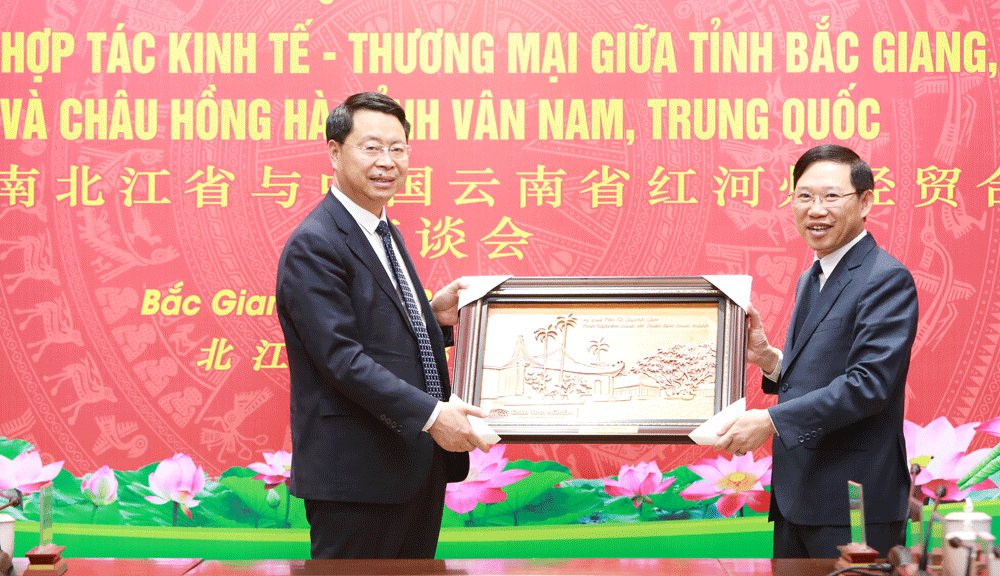 Ông Lê Ánh Dương tặng quà lưu niệm của tỉnh cho đoàn công tác châu Hồng Hà