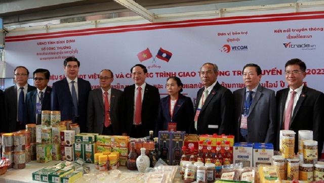 Các đại biểu tham quan một gian hàng giới thiệu sản phẩm OCOP và đặc sản Bình Định.