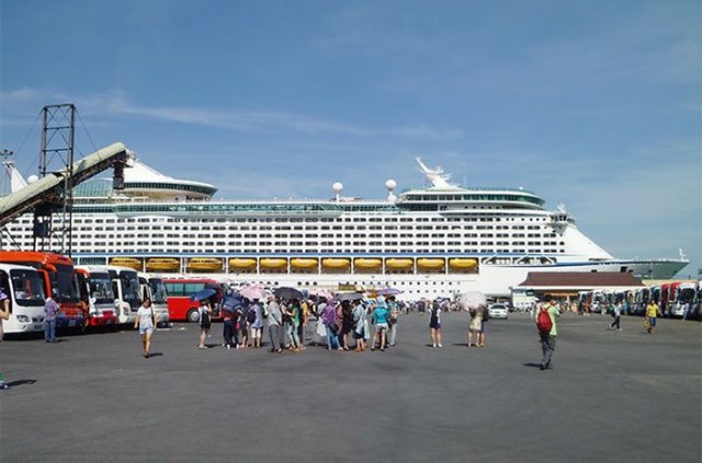 Nhiều tàu du lịch lớn cập Cảng Chân Mây