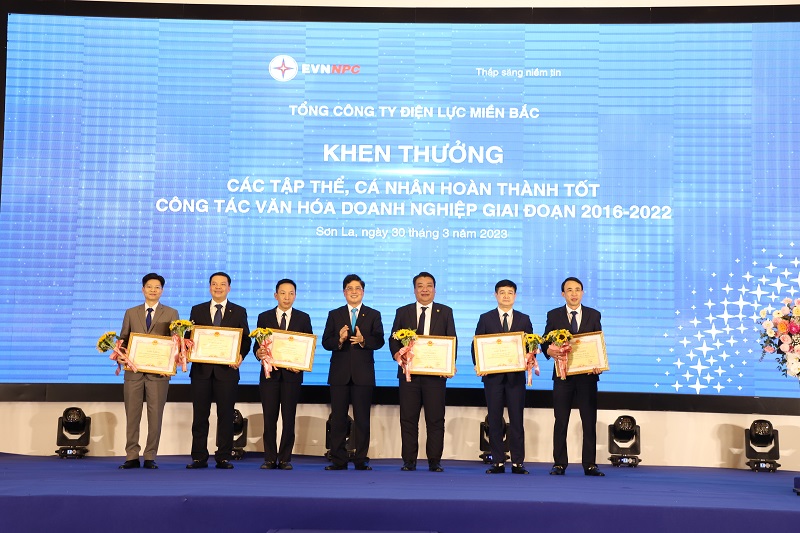 Ông Võ Quang Lâm - Phó tổng giám đốc EVN trao thưởng cho các tập thể có thành tích trong công tác VHDN giai đoạn 2016-2022