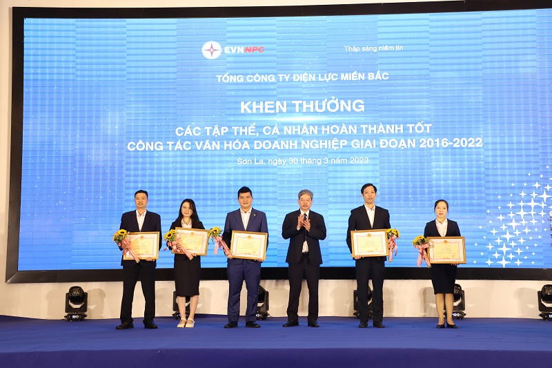 Ông Lê Quang Thái, Phó Tổng giám đốc EVNNPC trao thưởng cho các cá nhân có thành tích trong công tác VHDN giai đoạn 2016-2022