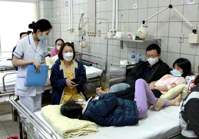 Học sinh trường Tiểu học Kim Giang phải nhập viện vì các biểu hiện ngộ độc. Ảnh: Bệnh viện Bạch Mai