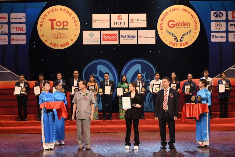 Đại diện công ty TNHH Lamell nhận bằng khen “Top 50 sản phẩm vàng 2022”