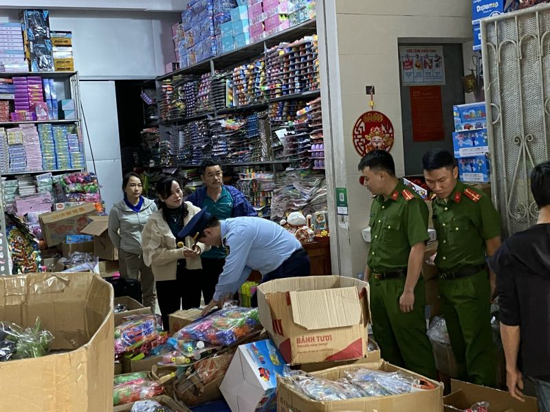 Lực lượng chức năng tỉnh Nghệ An kiểm tra hàng hóa tại cơ sở kinh doanh Nguyễn Thị Thúy